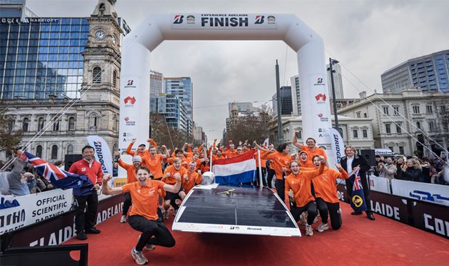 Sponsors Serengeti en Linneweever vieren overwinning Brunel Solar Team